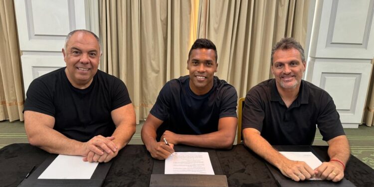 Flamengo anuncia a contratação de Alex Sandro