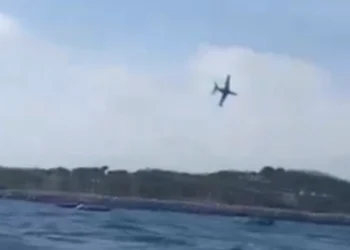 Vídeo: Avião cai no mar durante comemoração na França