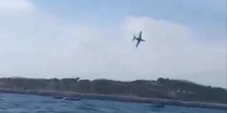 Vídeo: Avião cai no mar durante comemoração na França
