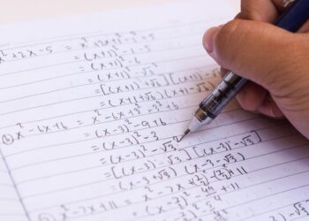 Em 20% dos municípios do Brasil, alunos do 5º ano da rede pública não sabem somar moedas de R$ 0,50 ou converter 1 hora em minutos