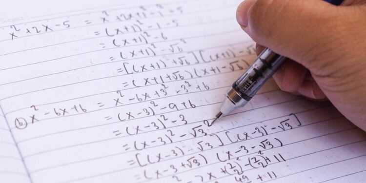 Em 20% dos municípios do Brasil, alunos do 5º ano da rede pública não sabem somar moedas de R$ 0,50 ou converter 1 hora em minutos