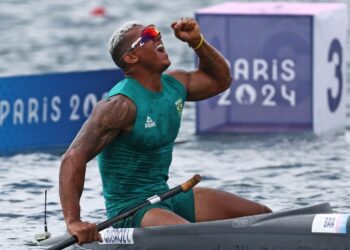 Isaquias Queiroz dá arrancada espetacular no fim e garante a prata no C1 1000m em Paris