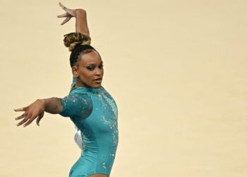 É OURO! Rebeca Andrade supera Simone Biles e fica com a medalha de ouro na final do solo em Paris 2024