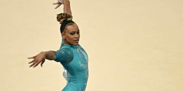 É OURO! Rebeca Andrade supera Simone Biles e fica com a medalha de ouro na final do solo em Paris 2024