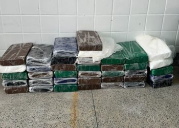 Dois homens são presos em imóvel que funcionava como laboratório de drogas; local foi descoberto após queixa de som alto