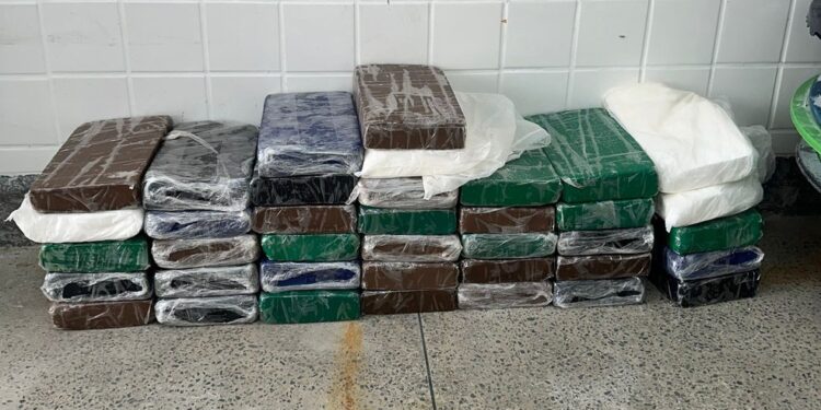 Dois homens são presos em imóvel que funcionava como laboratório de drogas; local foi descoberto após queixa de som alto