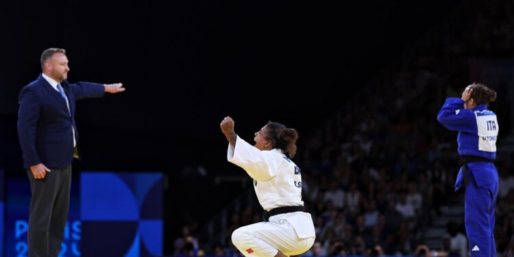 Rafaela Silva decide e conduz Brasil ao bronze no judô por equipes: “Na base do ódio”