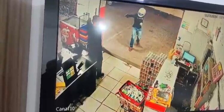 Segurança de supermercado é morto a tiros em Feira de Santana; câmera flagrou momento do crime