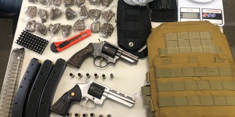 Dupla suspeita de exibir armas nas redes sociais e monitorar chegada de policiais com drone morre após confronto no recôncavo da Bahia