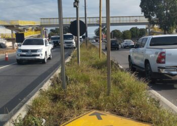 Após construção de passarela, semáforo é retirado