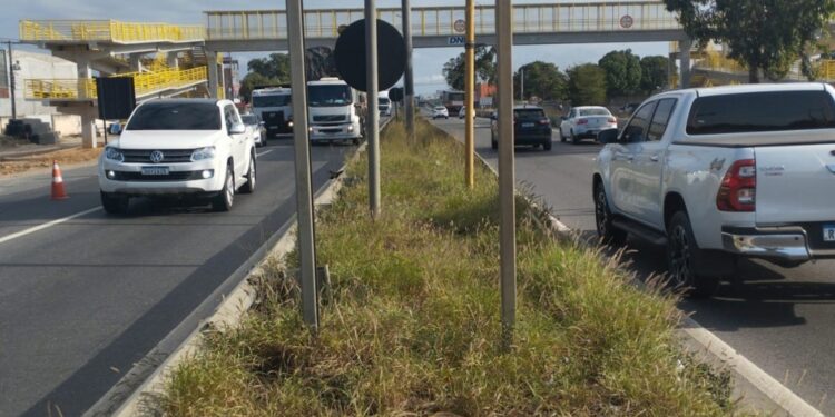 Após construção de passarela, semáforo é retirado