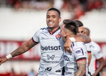 Vitória vence, afunda o Atlético-GO e ganha fôlego na briga contra o Z-4
