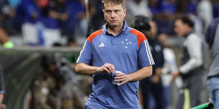 Cruzeiro demite Fernando Seabra