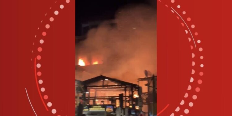 Incêndio de grande proporção destrói comércios em Morro de São Paulo, destino turístico na Bahia