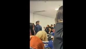 Estudante aponta arma para colega durante briga em faculdade em Maceió
