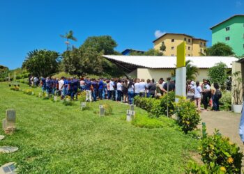 Corpo de PM morto a tiros após discussão com colega em fila de banheiro de bar na BA é enterrado