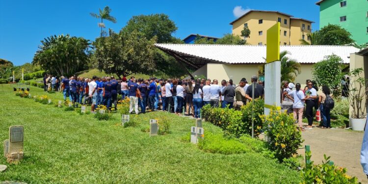 Corpo de PM morto a tiros após discussão com colega em fila de banheiro de bar na BA é enterrado