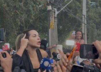 Deolane Bezerra deixa cadeia no Recife e ficará em prisão domiciliar com tornozeleira eletrônica