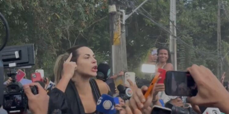 Deolane Bezerra deixa cadeia no Recife e ficará em prisão domiciliar com tornozeleira eletrônica
