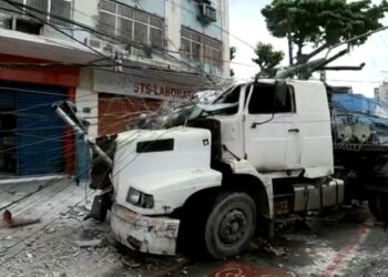 Motorista perde controle de caminhão, derruba poste e atropela duas pessoas em Salvador