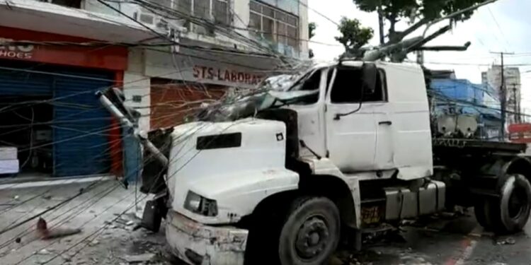 Motorista perde controle de caminhão, derruba poste e atropela duas pessoas em Salvador