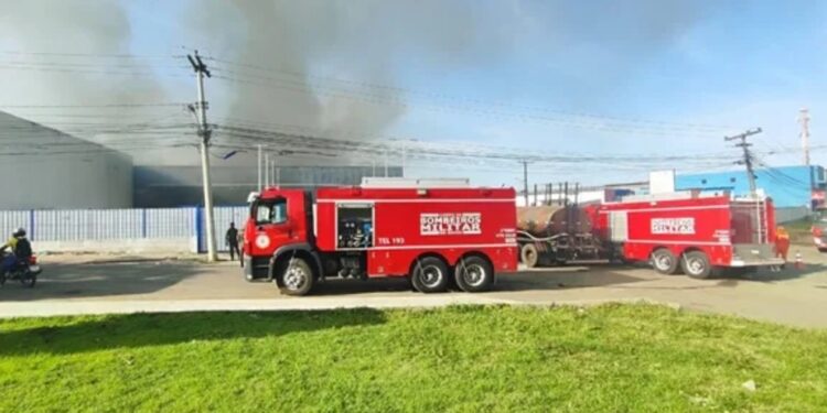 Incêndio de grandes proporções atinge galpão e duas lojas de empresário chinês em cidade na BA; prejuízo ultrapassa R$ 3 mi