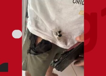 Celular explode no bolso de homem na Bahia; câmera de segurança registrou momento em que aparelho pegou fogo