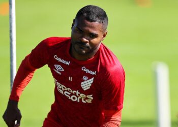 Nikão é afastado pelo Athletico e vai treinar separado