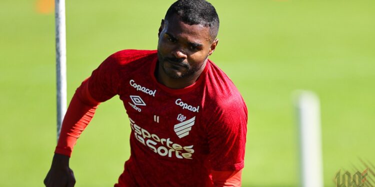 Nikão é afastado pelo Athletico e vai treinar separado