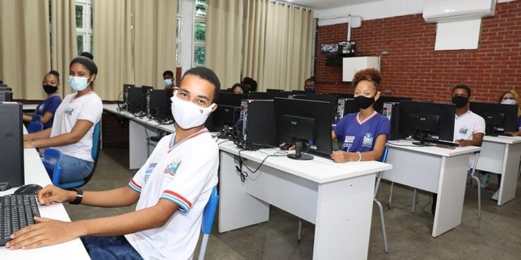 Governo divulga 1.624 vagas temporárias para educadores na Bahia; confira oportunidades