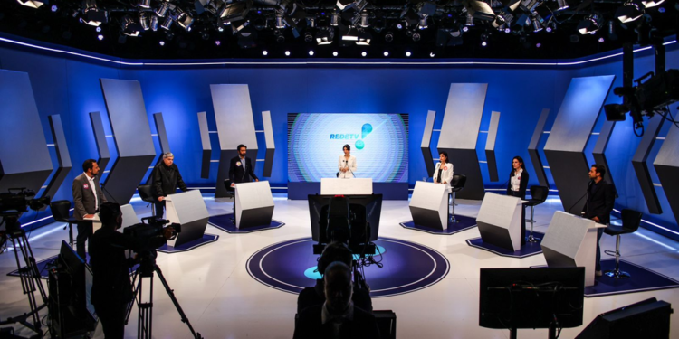 Primeiro debate após cadeirada tem novas brigas e gritaria em meio a acusações entre candidatos à Prefeitura de SP