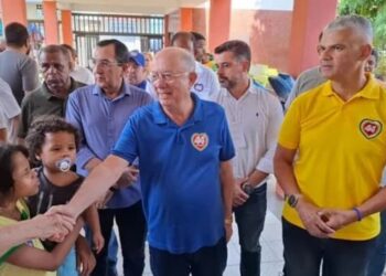 Candidato a prefeito de Feira de Santana, José Ronaldo vota ao lado do vice no Colégio Luís Eduardo Magalhães