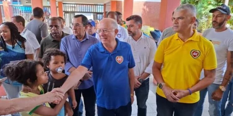 Candidato a prefeito de Feira de Santana, José Ronaldo vota ao lado do vice no Colégio Luís Eduardo Magalhães