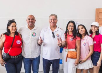Ao lado do vice, familiares e apoiadores, Zé Neto vota confiante na vitória: “temos tudo pra vencer”