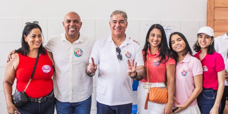 Ao lado do vice, familiares e apoiadores, Zé Neto vota confiante na vitória: “temos tudo pra vencer”