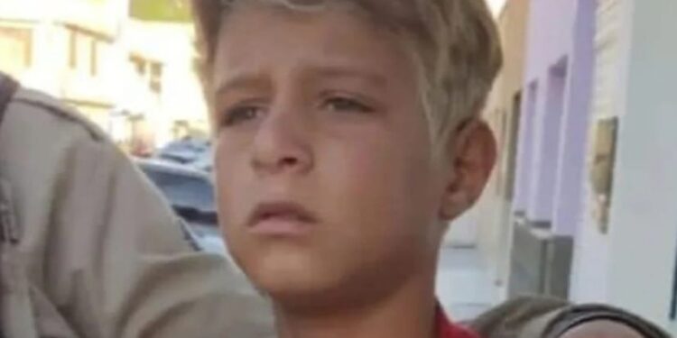 Adolescente de 15 anos é encontrado morto em quadra de esportes no interior da Bahia; garoto foi agredido com pedradas