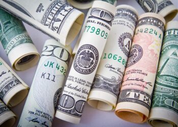 Dólar sobe a R$ 5,76 e tem maior patamar em mais de três anos, à espera de corte de gastos