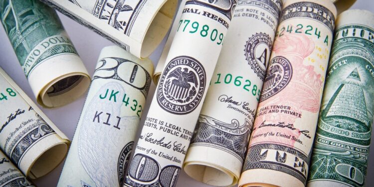 Dólar sobe a R$ 5,76 e tem maior patamar em mais de três anos, à espera de corte de gastos