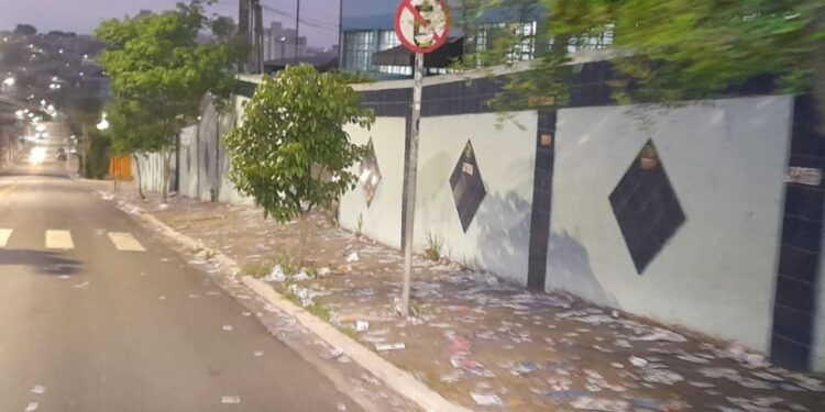 Espalhar santinhos e materiais de propaganda eleitoral é irregular neste domingo; veja o que mais não pode