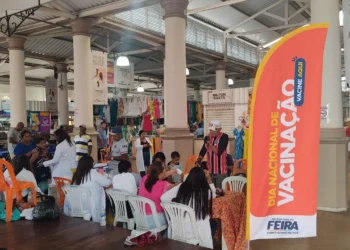 Dia Nacional da Vacinação: Prefeitura mobiliza comunidade em ação no Mercado de Arte Popular