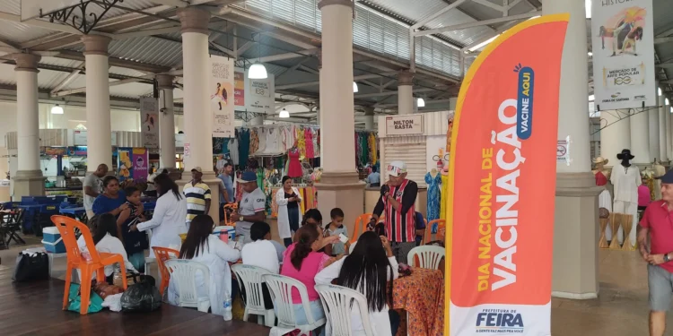 Dia Nacional da Vacinação: Prefeitura mobiliza comunidade em ação no Mercado de Arte Popular