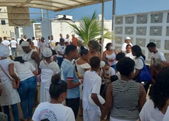 Irmãos percussionistas do Malê Debalê são sepultados sob forte emoção em Salvador