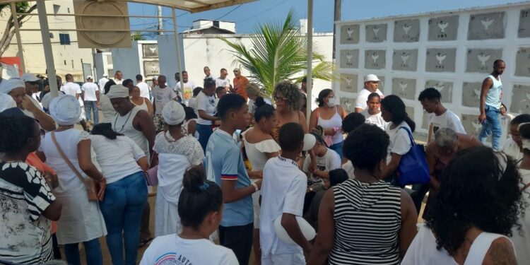 Irmãos percussionistas do Malê Debalê são sepultados sob forte emoção em Salvador