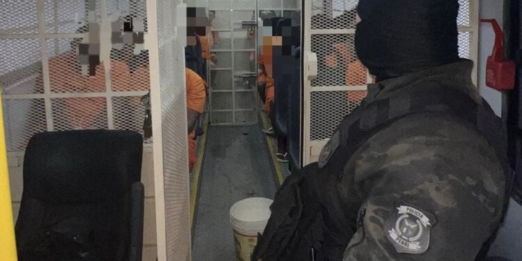 Trinta e um presos apontados como líderes de facções criminosas são transferidos de conjunto penal no interior da Bahia