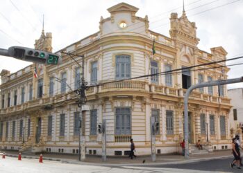 Prefeitura notifica empresas terceirizadas devido atraso salarial e descumprimento contratual