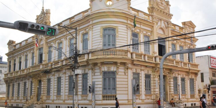 Prefeitura notifica empresas terceirizadas devido atraso salarial e descumprimento contratual