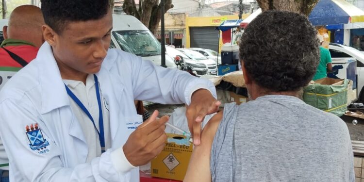 Prefeitura promove vacinação para pessoas em situação de vulnerabilidade na Praça da Matriz