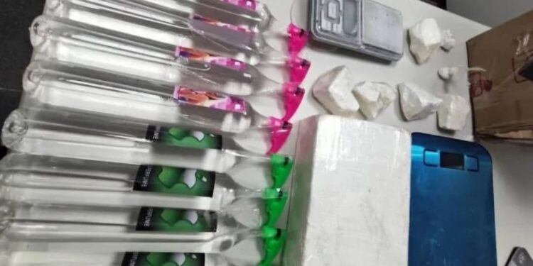 PM apreende cocaína e lança-perfume em residencial em Feira de Santana
