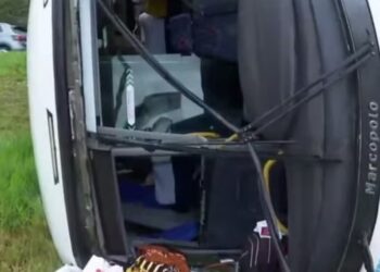 Acidente com ônibus deixa 10 passageiros feridos em trecho da BR-324 de Candeias
