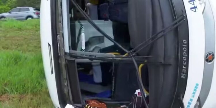 Acidente com ônibus deixa 10 passageiros feridos em trecho da BR-324 de Candeias